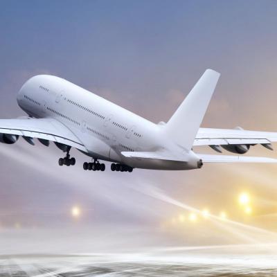 Tại sao máy bay thường được sơn màu trắng?